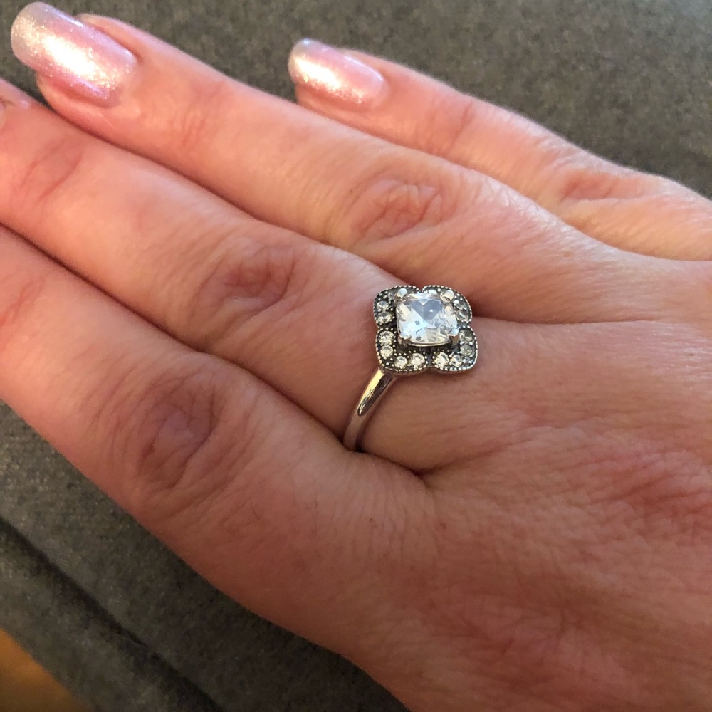 White sapphire ring - Picture 2 of 5